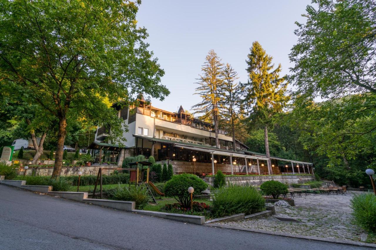 Family Park Hotel Kyoshkove Shumen Esterno foto