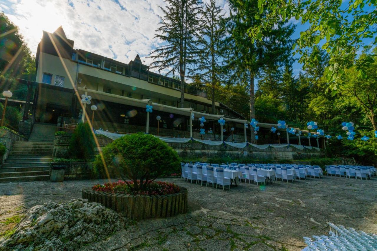 Family Park Hotel Kyoshkove Shumen Esterno foto